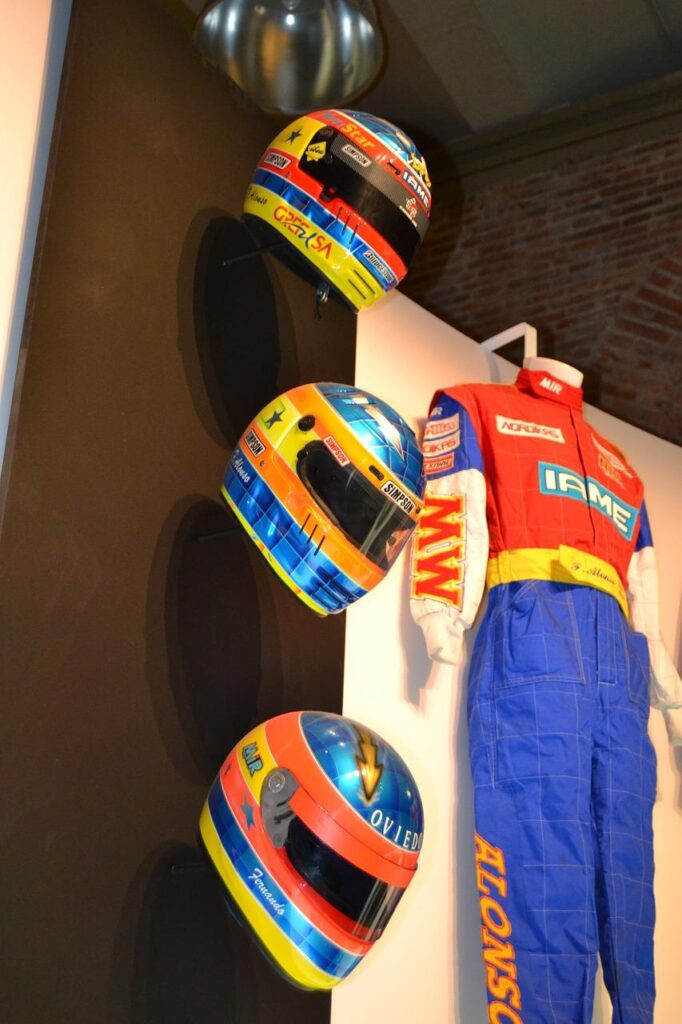 casques et combinaison de formule 1